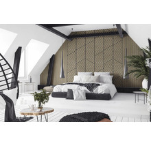 Dachgeschoss-Schlafzimmer mit geometrischer Wandgestaltung aus Holzlamellen, weißem Bett und sichtbaren Dachbalken.