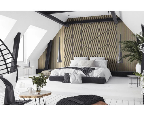 Dachgeschoss-Schlafzimmer mit geometrischer Wandgestaltung aus Holzlamellen, weißem Bett und sichtbaren Dachbalken.