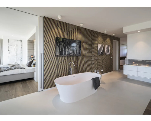 Modernes helles Badezimmer mit freistehender Badewanne, Wandverkleidung aus geometrischen Holzlamellen und Blick ins Schlafzimmer.