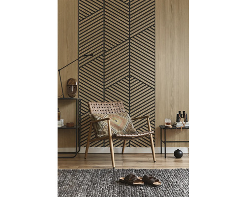 Wandpaneel mit geometrischem Lamellenmuster in Holzoptik hinter einem Sessel im modern gestalteten Wohnzimmer mit Holzboden.