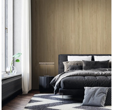 Modernes Schlafzimmer mit Wand in Holzoptik, dunklem Bett und gestreifter Bettwäsche vor einem hellen Fenster.