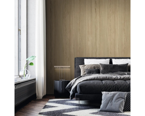 Modernes Schlafzimmer mit Wand in Holzoptik, dunklem Bett und gestreifter Bettwäsche vor einem hellen Fenster.