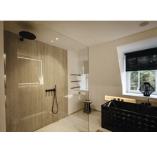 Modernes Badezimmer mit begehbarer Dusche in Holzoptik, schwarzen Armaturen und einer schwarzen Badewanne mit Struktur in hellem Raum.