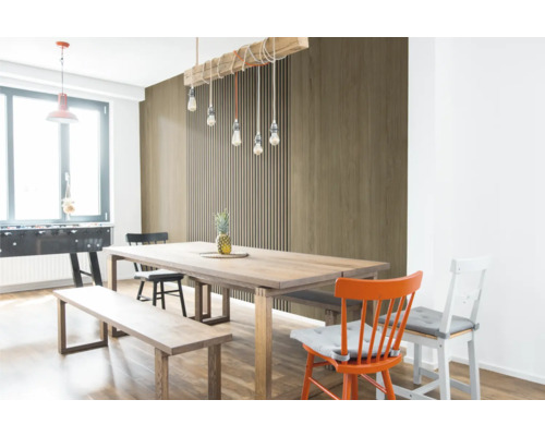 Heller Essbereich mit Holztisch und Wandpaneelen in Holzoptik, bestehend aus Lamellen und glatten Holzdekor-Elementen.