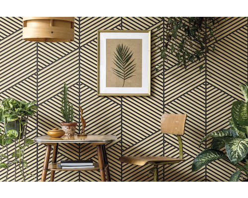 Vliestapete mit grafischem Linienmuster in Fischgrätenoptik in einem Zimmer mit Holzmöbeln und Zimmerpflanzen.