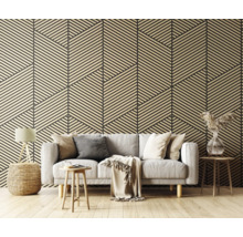 Moderne Tapete mit geometrischem Linienmuster in einem hellen Wohnzimmer mit grauem Sofa, Holzbeistelltischen und Parkett.