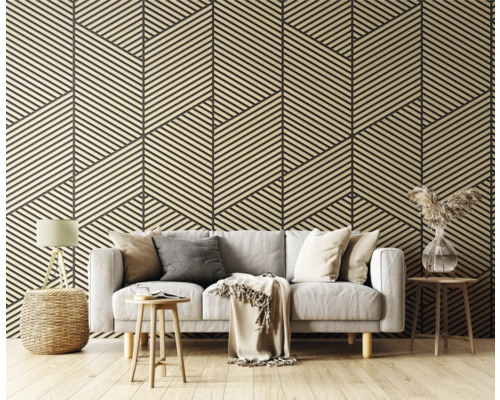 Moderne Tapete mit geometrischem Linienmuster in einem hellen Wohnzimmer mit grauem Sofa, Holzbeistelltischen und Parkett.