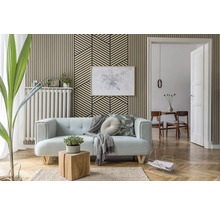 Wohnzimmer mit Akustikpaneelen in Holzoptik an der Wand, kombiniert mit einem geometrischen Muster, Sofa und Parkettboden.