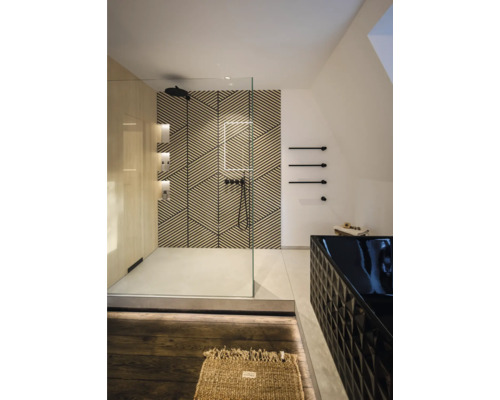 Modernes Badezimmer mit begehbarer Dusche, geometrischer Rückwand, Glasabtrennung, schwarzer Badewanne und schwarzen Armaturen.