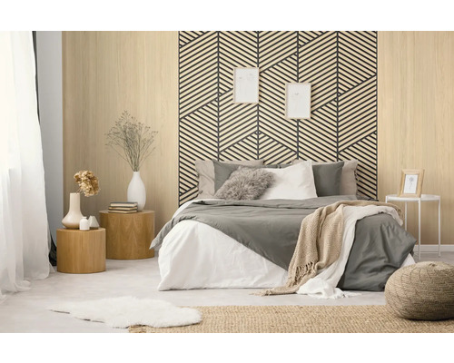 Modernes Schlafzimmer mit Wandpaneelen aus Holz und geometrischem Muster hinter dem Bett. Beinhaltet Bettwäsche, hölzerne Beistelltische und Juteteppich
