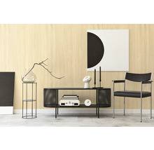 Moderner Wohnraum mit Wandpaneelen in heller Holzoptik, minimalistischen schwarzen Möbeln und abstrakter Dekoration.