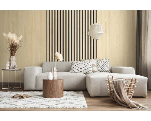 Modernes Wohnzimmer mit hellen Wandpaneelen in Holzoptik und vertikalen schwarzen Leisten hinter einem grauen Ecksofa.