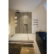 Modernes Badezimmer mit begehbarer Dusche, geometrischer Rückwand, Glasabtrennung, schwarzer Badewanne und schwarzen Armaturen.