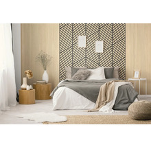 Modernes Schlafzimmer mit Wandpaneelen aus Holz und geometrischem Muster hinter dem Bett. Beinhaltet Bettwäsche, hölzerne Beistelltische und Juteteppich