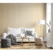 Modernes Wohnzimmer mit heller Holzeffekt-Tapete in Lamellenoptik, weißem Sofa, rundem Couchtisch und Fischgrätparkett.