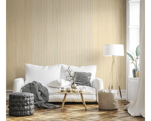 Modernes Wohnzimmer mit heller Holzeffekt-Tapete in Lamellenoptik, weißem Sofa, rundem Couchtisch und Fischgrätparkett.