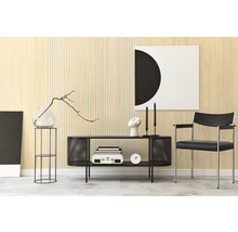 Moderner Wohnraum mit Wandverkleidung in heller Holzoptik und Lamellenstruktur. Schwarzes Sideboard aus Metall, Sessel und schlichte Dekoration.