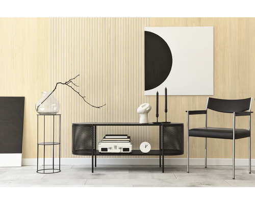 Moderner Wohnraum mit Wandverkleidung in heller Holzoptik und Lamellenstruktur. Schwarzes Sideboard aus Metall, Sessel und schlichte Dekoration.