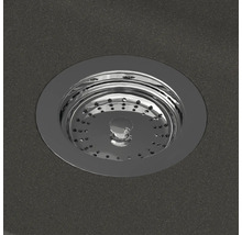 Rundes Siebkörbchen aus verchromtem Metall für den Abfluss einer Küchenspüle.