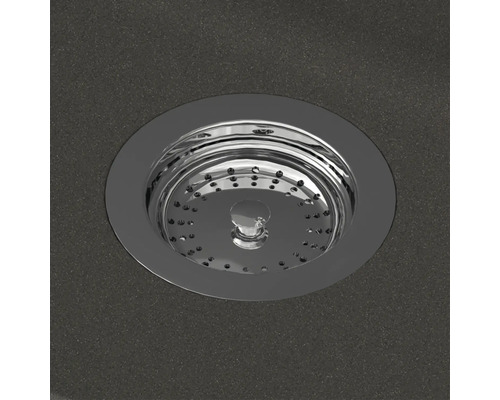 Rundes Siebkörbchen aus verchromtem Metall für den Abfluss einer Küchenspüle.