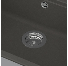 Nahaufnahme eines Spülbeckenabflusses mit Siebkörbchen und Überlauf in einer Verbundspüle.