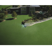 Mähroboter in einem großen Garten mit digitaler Anzeige des Navigationssystems und der Begrenzungslinien vor einem modernen Haus.