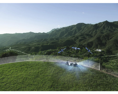 Mähroboter auf einem steilen Rasenhang mit Satellitennavigation und virtuellem Begrenzungsdraht vor einer Berglandschaft.