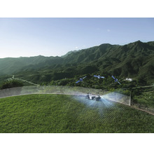 Mähroboter auf einer Rasenfläche mit Satellitennavigation und virtueller Begrenzung in einer Berglandschaft.