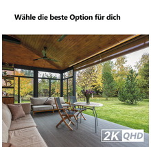 Helle, moderne Terrassenüberdachung mit Holzdecke, Sofa, Holzklappstühlen und Glasfronten mit Blick in den Garten. Symbol für hohe Auflösung.