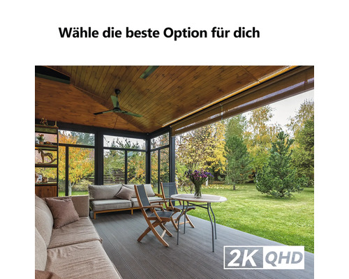 Helle, moderne Terrassenüberdachung mit Holzdecke, Sofa, Holzklappstühlen und Glasfronten mit Blick in den Garten. Symbol für hohe Auflösung.