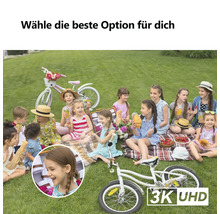 Helle Außenszene mit Kindern beim Picknick auf einem Rasen mit Decken, Fahrrädern und einem Korb. Symbol für 3K UHD hohe Auflösung.