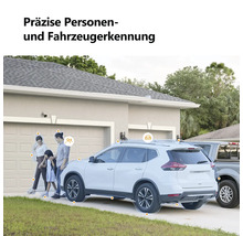 Überwachungskamera mit präziser Personen- und Fahrzeugerkennung vor einem Wohnhaus mit Garage und Auto.
