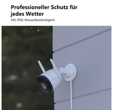 Weiße Imou Überwachungskamera mit zwei Antennen an einer Außenwand montiert bei Regen mit IP66-Wasserbeständigkeit.