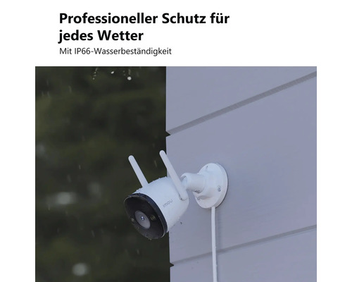 Weiße Imou Überwachungskamera mit zwei Antennen an einer Außenwand montiert bei Regen mit IP66-Wasserbeständigkeit.