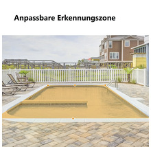 Anpassbare Erkennungszone für eine Überwachungskamera über einem Außenpool.