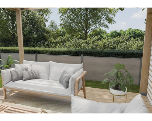 Modernes Garten-Sofa aus Holz mit Polstern auf einer Terrasse unter einer Pergola vor einem Sichtschutzzaun.