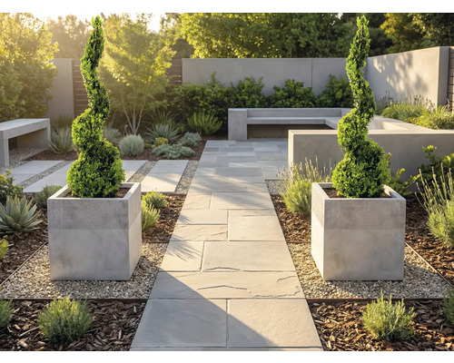 Moderner, heller Garten mit Steinweg, zwei spiralförmigen Buchsbäumen in quadratischen Pflanzgefäßen, Betonbänken und Kieswegen.