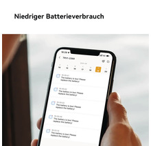 Smartphone zeigt Applikations Benachrichtigungen über einen niedrigen Batteriestand eines Heizkörperthermostats an.
