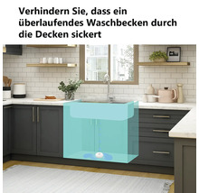 Wassermelder im Unterschrank unter einer Küchenspüle zur Erkennung von Leckagen in einer modernen Küche mit Fliesenwand und Steinarbeitsplatte.