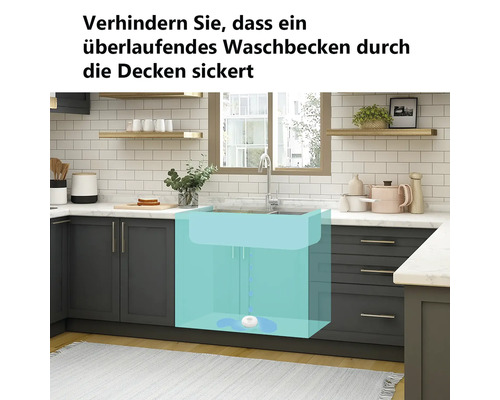 Wassermelder im Unterschrank unter einer Küchenspüle zur Erkennung von Leckagen in einer modernen Küche mit Fliesenwand und Steinarbeitsplatte.
