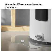 Kleiner weißer Wassersensor liegt in einer Pfütze neben einem undichten Warmwasserbereiter auf dem Boden.