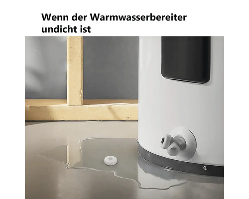 Kleiner weißer Wassersensor liegt in einer Pfütze neben einem undichten Warmwasserbereiter auf dem Boden.