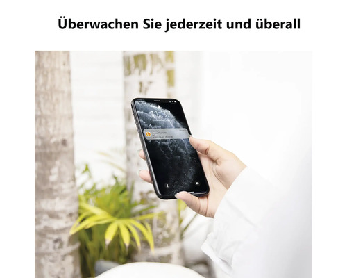Smartphone mit Benachrichtigung einer Smart-Home-App zur Überwachung eines kabellosen Thermostats von unterwegs.