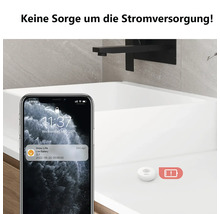 Imou Wassersensor auf einem Waschbecken mit einer Benachrichtigung über niedrigen Batteriestand auf einem Smartphone.