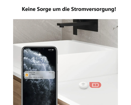 Imou Wassersensor auf einem Waschbecken mit einer Benachrichtigung über niedrigen Batteriestand auf einem Smartphone.