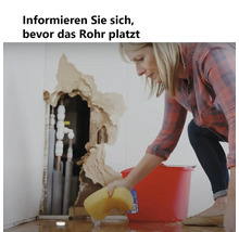 Frau wischt Wasser mit einem Schwamm auf, im Hintergrund ein Loch in der Wand mit Rohren und Text Informieren Sie sich, bevor das Rohr platzt.