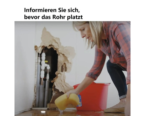 Frau wischt Wasser mit einem Schwamm auf, im Hintergrund ein Loch in der Wand mit Rohren und Text Informieren Sie sich, bevor das Rohr platzt.