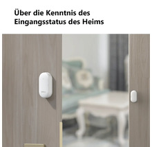Imou Tür- und Fenstersensor an einer Holztür in einem hellen Wohnraum zur Überwachung des Eingangsstatus.