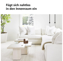 Helles, modernes Wohnzimmer mit einem weißen Ecksofa, hölzernen Couchtischen, einer großen Zimmerpflanze und einem kleinen runden Sensor auf dem Tisch.