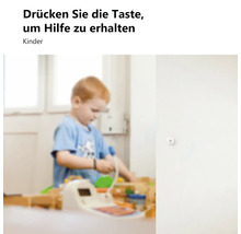 Hilfeknopf an der Wand für Kinder mit Funkübertragung, im Hintergrund spielt ein Kind in einem hellen Raum.